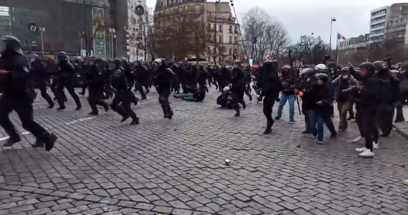 Des dizaines d'interpellation dans toute la France : la police réprime la contestation massive du 7 mars