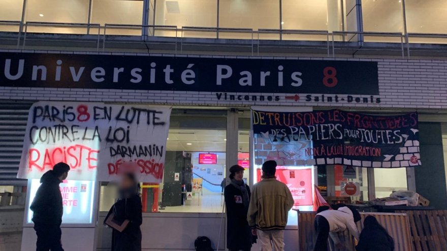 À Paris 8, les étudiants bloquent l'université contre la Loi Immigration