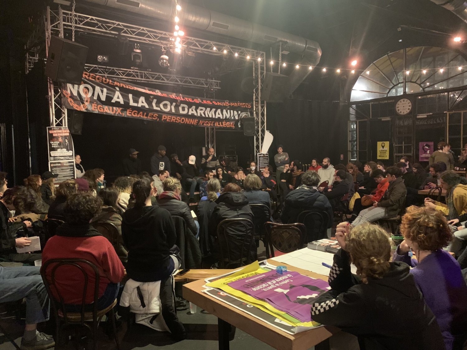 Plus d'une centaine de personnes réunies en assemblée à Paris pour s'organiser contre la loi immigration 