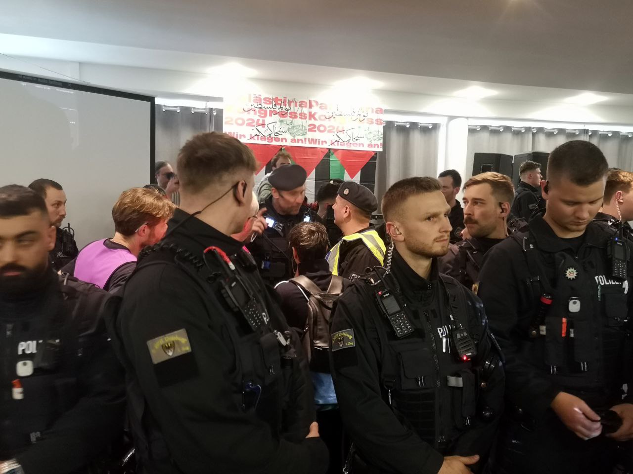 Berlin : l'Etat mobilise 2500 policiers pour interdire et réprimer un Congrès pour la Palestine