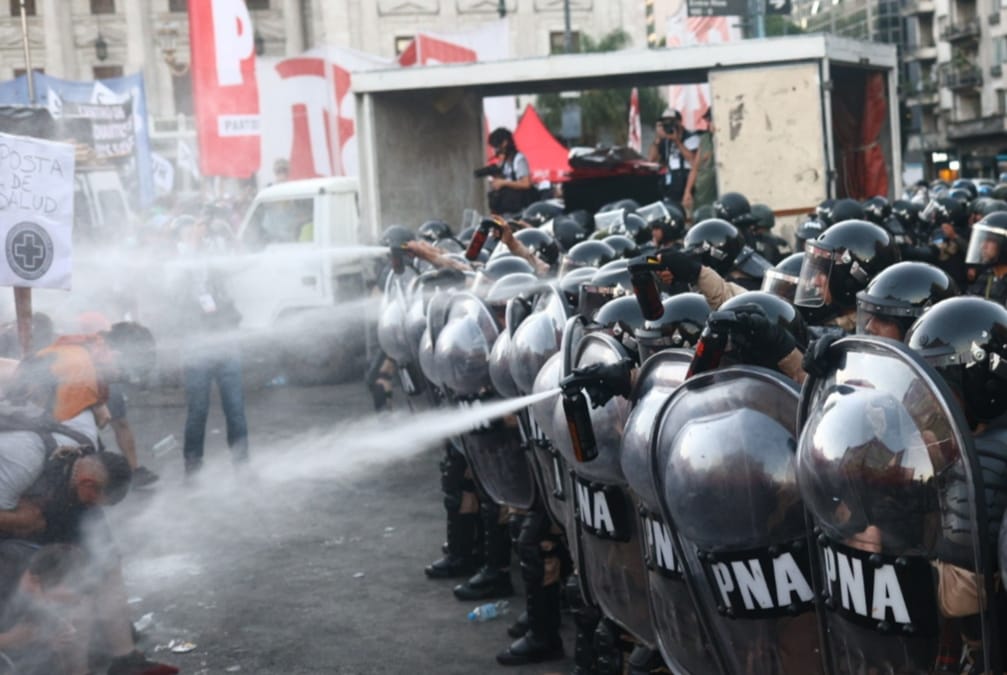 Argentine : le vote de la loi omnibus marqué par une crise profonde et trois jours de répression brutale