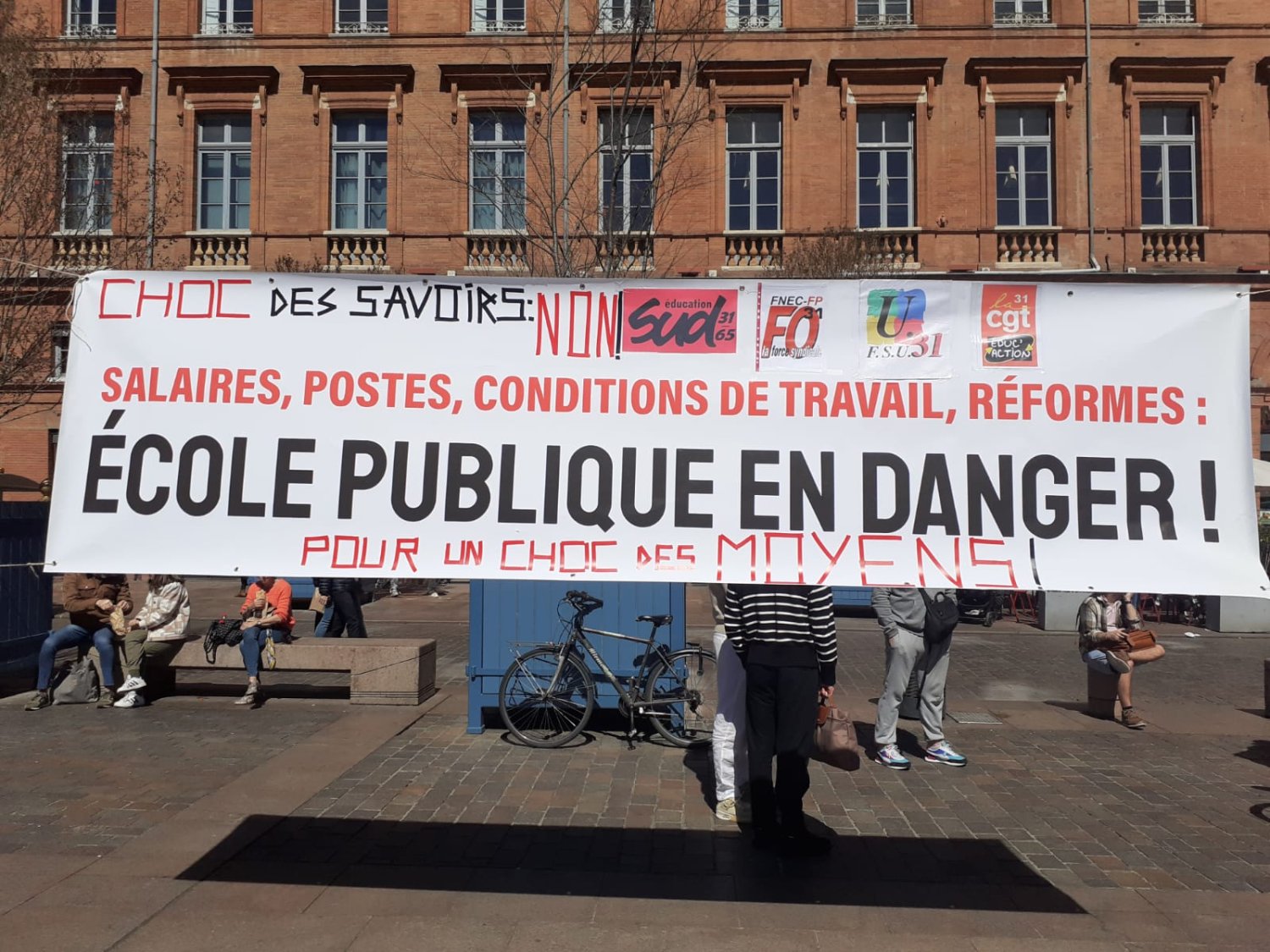 « Pas de retrait, pas de rentrée » : à Toulouse, les grévistes de l'éducation suivent la voie du 93