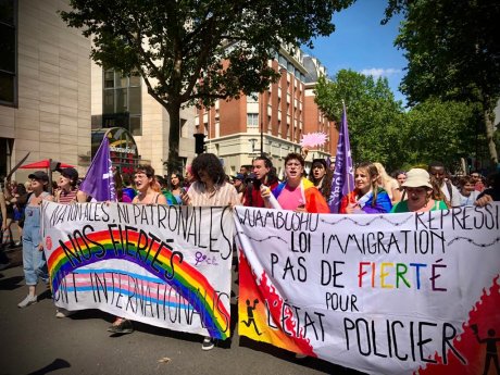 « LGBT contre le capital et l'Etat policier ! », le cortège de Du pain et des Roses à la Pride parisienne