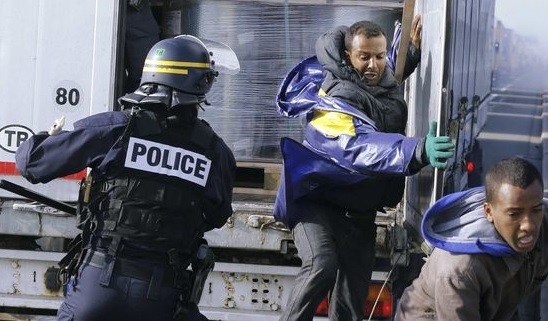 Violence policière. Scènes de guerre dans la "jungle" de Calais
