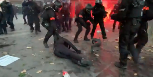 VIDEO. Un homme traîné à terre par la police à Paris à la Marche des Libertés