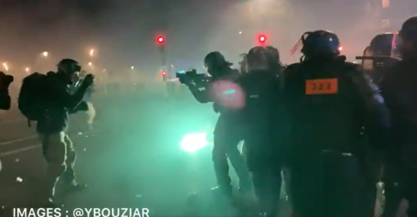 VIDEO. Un policier pointe son LBD sur un journaliste à bout portant à la Marche des Libertés à Paris 