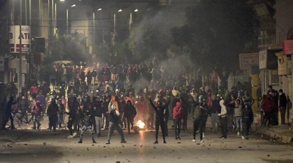 Révolte en Tunisie. 10 ans après la révolution, la jeunesse brave le couvre-feu et la répression