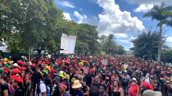 Des milliers de manifestants ce samedi : la mobilisation continue en Guadeloupe