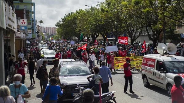 En Martinique, une première journée de grève générale contre le pass sanitaire et la vie chère