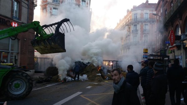 Toulouse bloqué par les agriculteurs. Ce vendredi, machine arrière du gouvernement ou « la guerre » ?