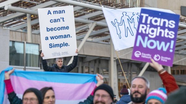 Le Royaume-Uni bloque un projet de loi visant à faciliter la transition des personnes trans en Écosse