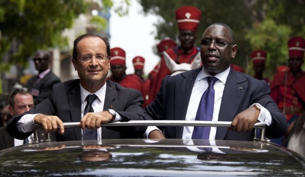 Hollande en tournée en Afrique : affairisme, combine militaire, et soutien aux pires dictateurs