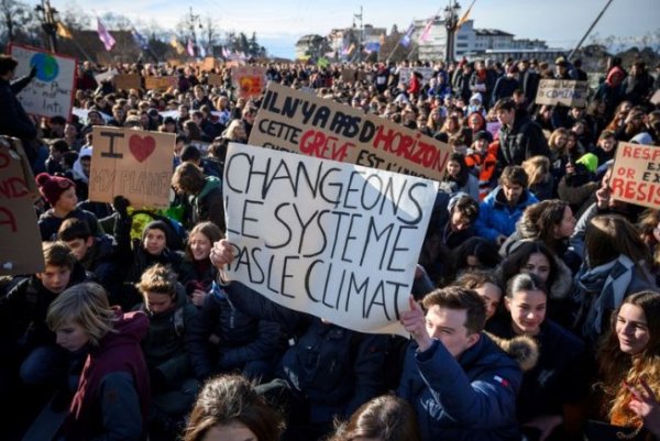 Marches pour le climat : rejoins les cortèges anticapitalistes du Poing Levé !